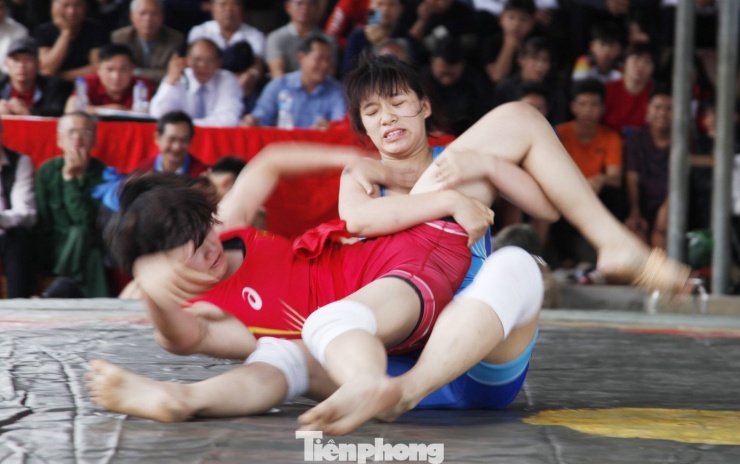 Trong trang phục thi đấu gọn gàng, khỏe khoắn, các cô gái trẻ tự tin bước vào sới vật, ánh mắt tập trung cao độ. Không hề có sự e dè, từng miếng đánh, thế khóa, đòn quật được thực hiện dứt khoát, chuẩn xác. Những pha ra đòn bất ngờ, những tình huống lật ngược thế cờ trong tích tắc khiến người xem nhiều phen “nín thở” rồi vỡ òa trong tiếng vỗ tay tán thưởng.