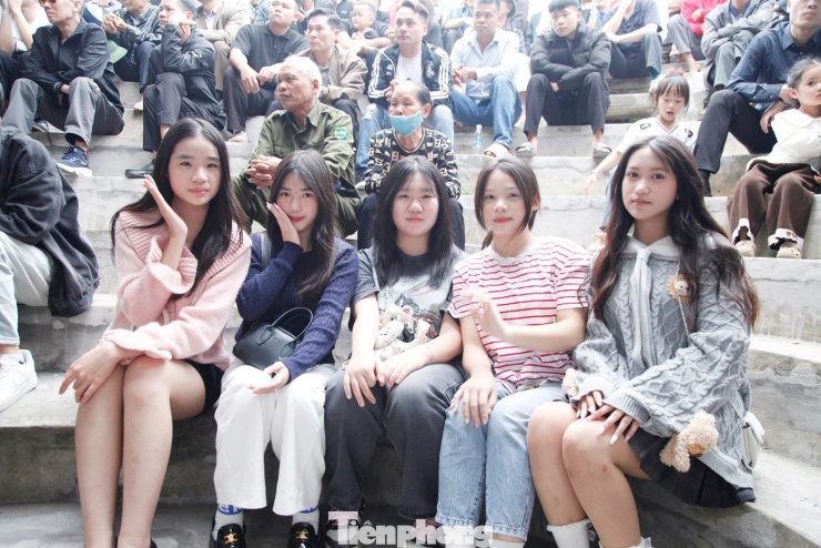 Sới vật nữ ‘đốt nóng’ hội làng, khán giả reo hò không ngớt - 20