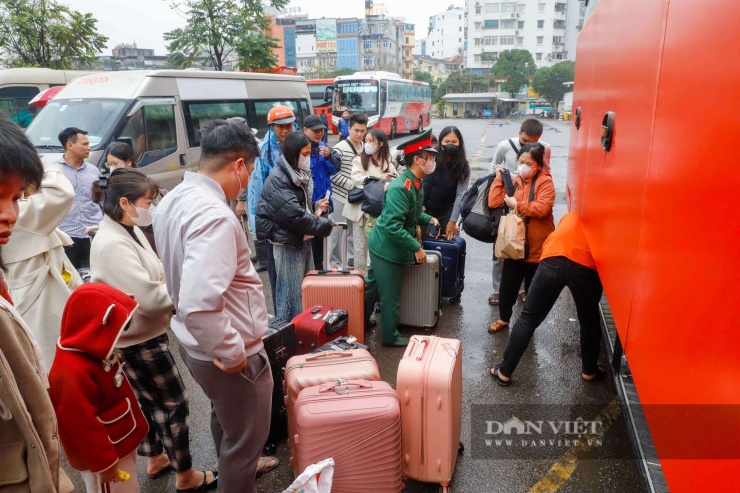 Hầu hết người dân trở lại Thủ đô đều mang theo đồ đạc lỉnh kỉnh.