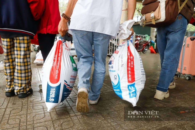 Xuống bến xe Hà Nội sáng nay mới thấm thía: Đường từ quê lên Hà Nội thênh thang, đường từ bến xe về nhà xa vạn dặm - 5