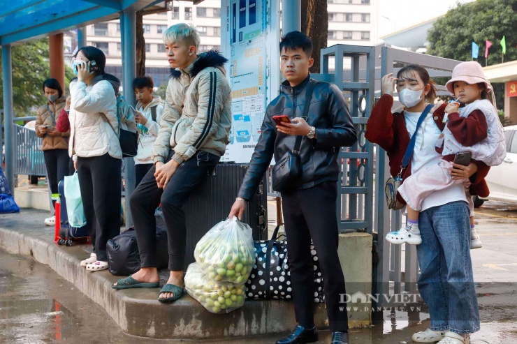 Ngay cả khi chấp nhận mức giá cao, việc chờ đợi tài xế đến đón cũng mất từ 30 phút đến hơn 1 tiếng đồng hồ do thiếu tài xế hoặc tắc đường quanh bến. 