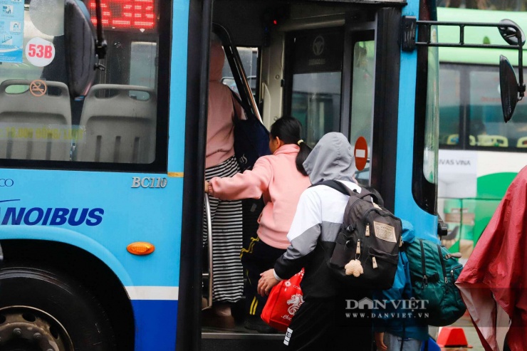 Tại điểm trung chuyển xe buýt trong bến xe, hành khách chen lấn vất vả. Các tuyến buýt đi về hướng Cầu Giấy, Thanh Xuân hay Hà Đông đều chật kín chỗ ngay từ khi mở cửa, nhiều người ôm theo thùng đồ lớn đành ngậm ngùi chờ chuyến sau.
