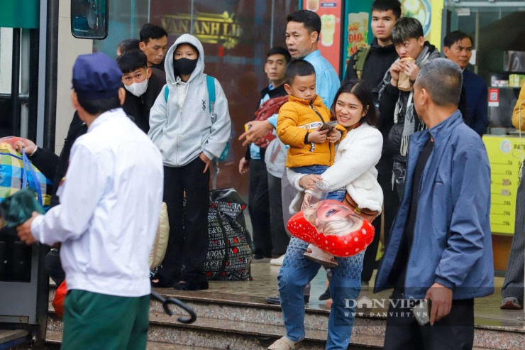 Một hành khách tươi cười rạng rỡ khi thấy xe buýt xuất hiện và kịp lên xe trở về nhà sau khi đặt chân xuống bến Mỹ Đình.