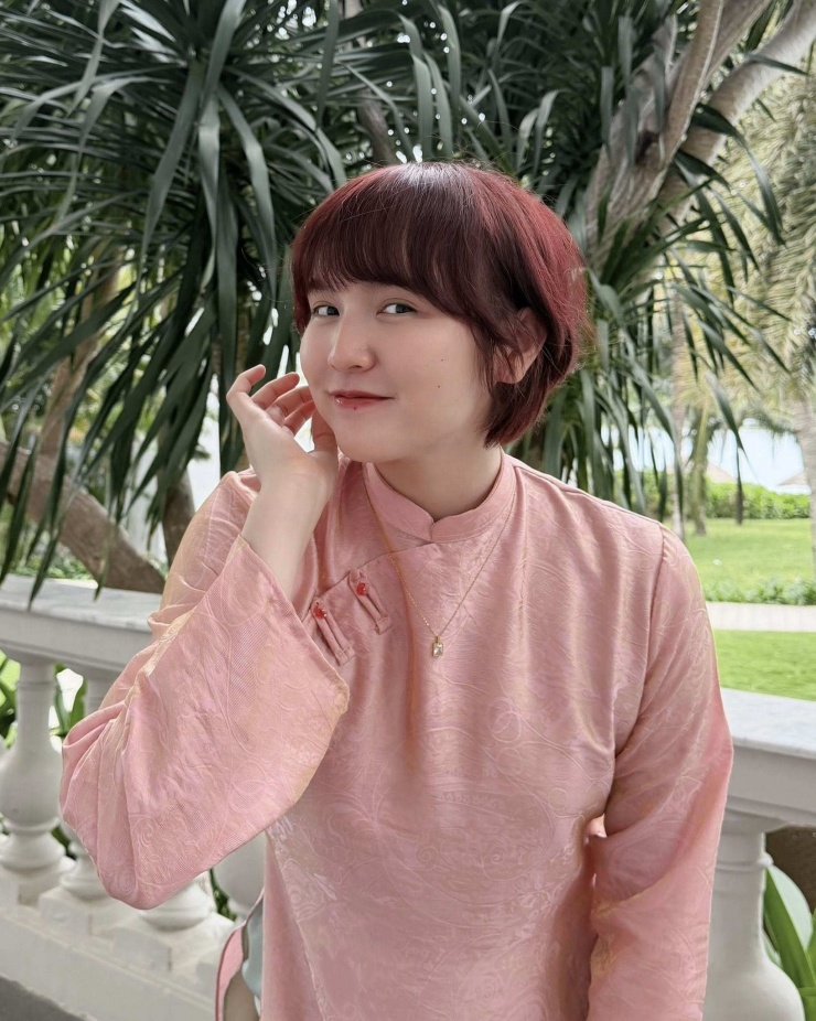 Hải Tú diện áo dài lụa màu hồng, cho biết gương mặt "sắp thành hai chiếc bánh chưng" sau dịp nghỉ Tết. (Ảnh: FBNV)