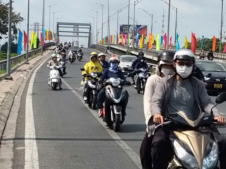 CSGT Tây Ninh và Đồng Tháp căng mình điều tiết dòng người trở lại TPHCM - 1