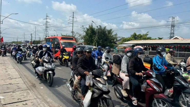 CSGT Tây Ninh và Đồng Tháp căng mình điều tiết dòng người trở lại TPHCM - 7