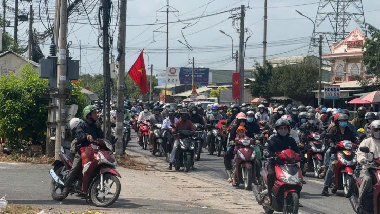 CSGT Tây Ninh và Đồng Tháp căng mình điều tiết dòng người trở lại TPHCM - 13