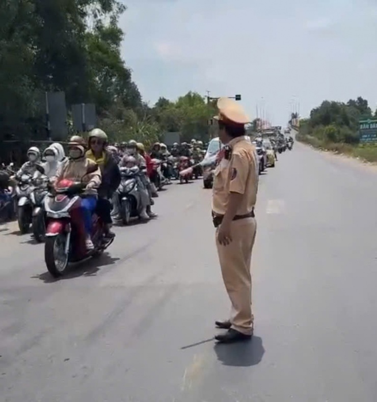 CSGT Tây Ninh và Đồng Tháp căng mình điều tiết dòng người trở lại TPHCM - 17