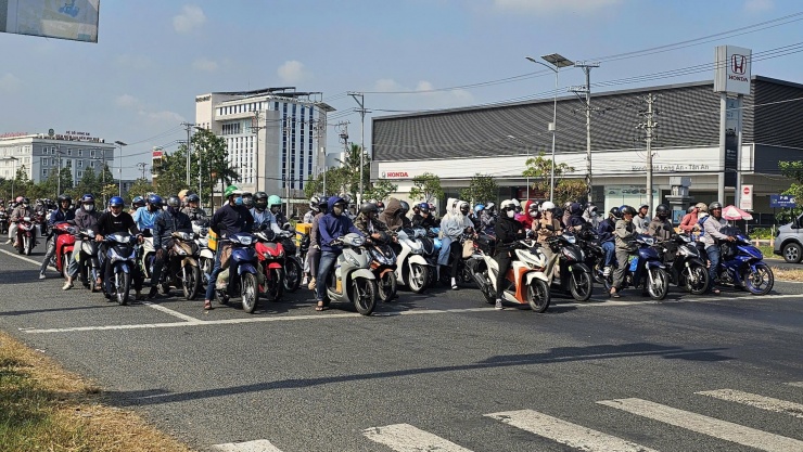 Sau kỳ nghỉ Tết, hàng chục ngàn phương tiện từ các tỉnh, thành miền Tây trở lại TPHCM và các tỉnh miền Đông Nam Bộ