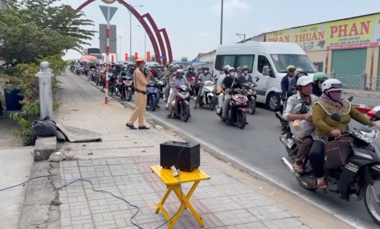 CSGT Tây Ninh và Đồng Tháp căng mình điều tiết dòng người trở lại TPHCM - 19