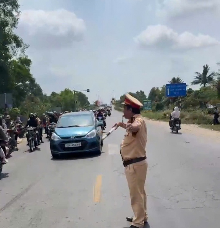 Lực lượng CSGT Đồng Tháp căng mình điều tiết giao thông để đảm bảo tránh ùn ứ kéo dài trên Quốc lộ 1, Quốc lộ 30, Quốc lộ N2