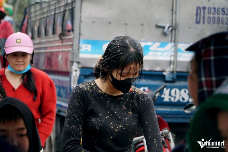 Một bạn nữ bị ném cà chua khắp người. Ảnh: Lê Dương