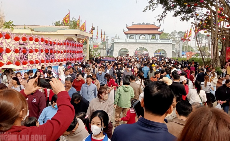 Biển người đổ về ngôi đền thiêng dưới chân núi Nưa du Xuân, xin "nước thánh" cầu may mắn, bình an