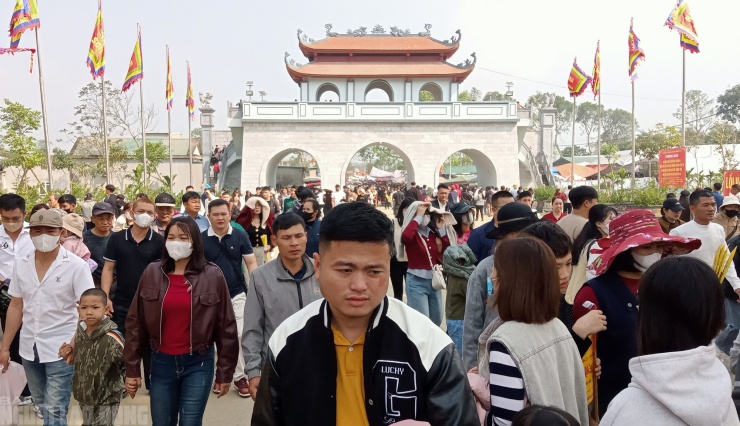 Đền Phủ Na hay còn gọi là Na Sơn Động Phủ nằm ngay dưới chân núi Nưa, nơi có huyện đạo thiêng