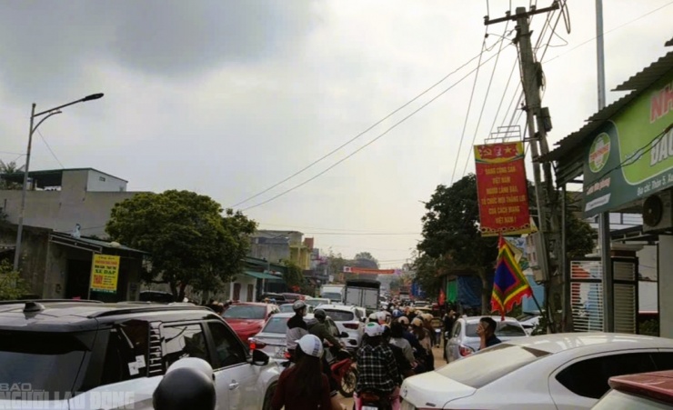 Hàng vạn du khách đổ về ngôi đền thiêng dưới chân núi Nưa xin "nước thánh" - 6