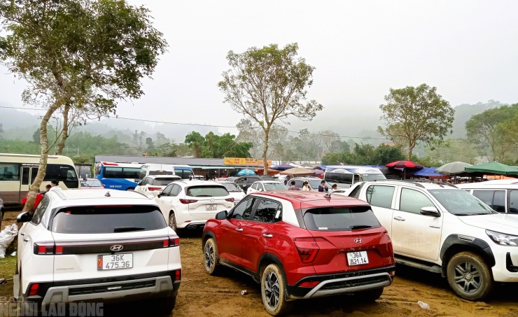 Bãi trông giữ xe ken đặc, không còn chỗ trống