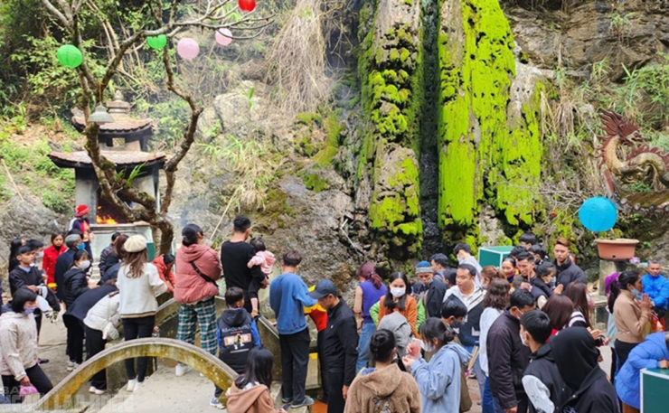 Điểm lấy "nước thánh" là một thác nước nhỏ trên một ngọn đồi, cách đền Phủ Na khoảng 500 m