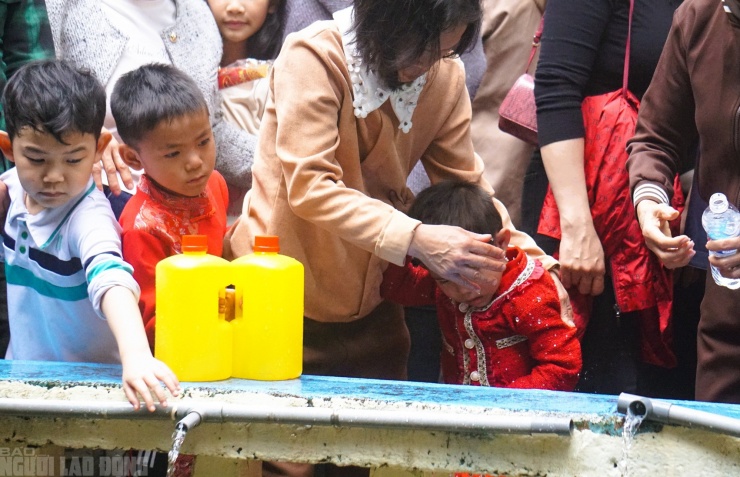 Theo quan niệm, lấy "nước thánh" về dùng, rửa mặt sẽ có nhiều may mắn, bình an nên người dân khi tới Phủ Na du Xuân đều phải lên đây để xin "nước thánh"