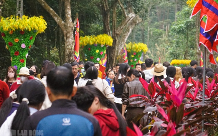 Đền Phủ Na đông khách nhất là vào những ngày đầu năm mới. Tuy nhiên, đền vẫn mở cửa đón du khách trong suốt những tháng đầu năm mới.