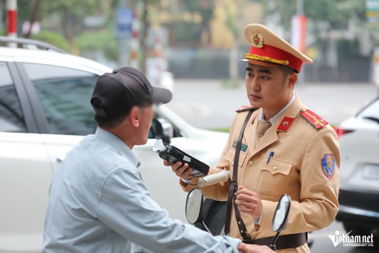 CSGT Hà Nội kiểm tra vi phạm về nồng độ cồn. Ảnh: Đình Hiếu