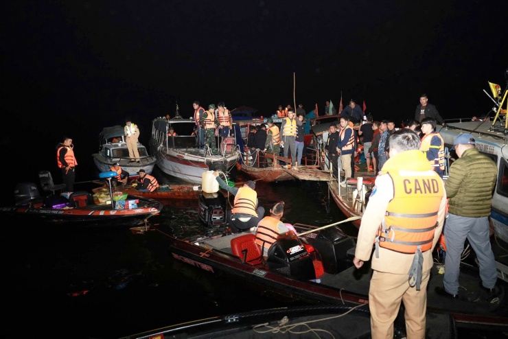 Công an tỉnh Lào Cai huy động cán bộ, chiến sĩ cùng phương tiện tìm kiếm nạn nhân mất tích trên hồ Thác Bà. Ảnh: BCA