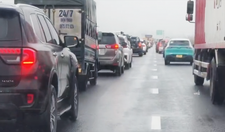 Hàng dài ô tô đi trên cao tốc Pháp Vân - Cao Bồ - Mai Sơn, hướng về Hà Nội. Ảnh: CACC