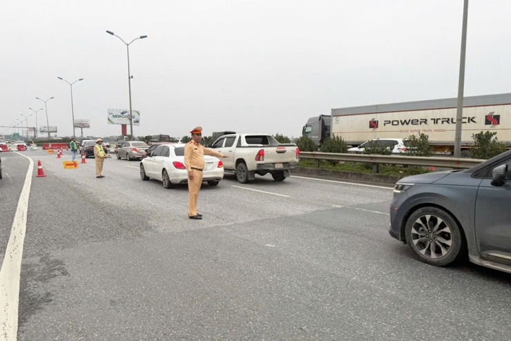 Cảnh sát đóng một chiều cao tốc để ưu tiên người dân trở lại thành phố sau Tết. Ảnh: CACC