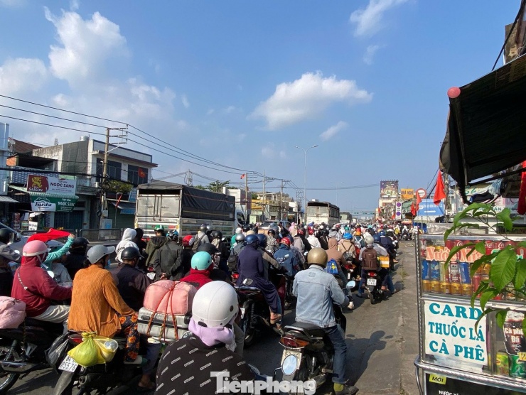 Khu vực nút giao Lê Khả Phiêu - Đinh Đức Thiện, Lê Khả Phiêu - Đoàn Nguyễn Tuấn qua xã Bình Chánh chật cứng người, xe.