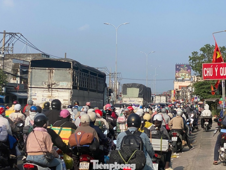 [Clip] 'Mướt mồ hôi', chật vật quay lại TPHCM ngày cuối kỳ nghỉ Tết - 2