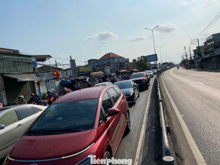 Dòng xe xếp hàng di chuyển trên quốc lộ 1 hướng từ các tỉnh miền Tây về TPHCM.