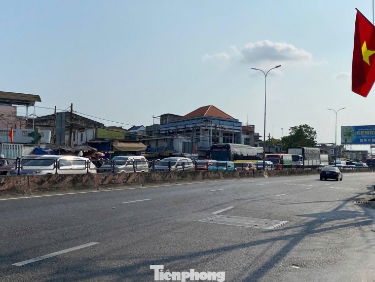 Đường Lê Khả Phiêu (quốc lộ 1), hướng từ TPHCM đi tỉnh Tây Ninh rất thông thoáng, trong khi chiều ngược lại, dòng xe xếp hàng dài.