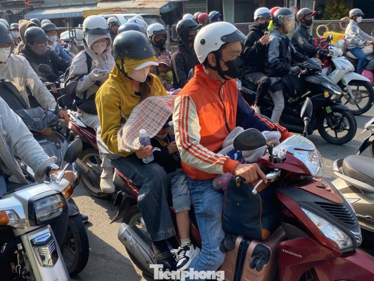 [Clip] 'Mướt mồ hôi', chật vật quay lại TPHCM ngày cuối kỳ nghỉ Tết - 7
