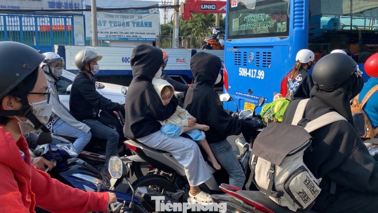 [Clip] 'Mướt mồ hôi', chật vật quay lại TPHCM ngày cuối kỳ nghỉ Tết - 8