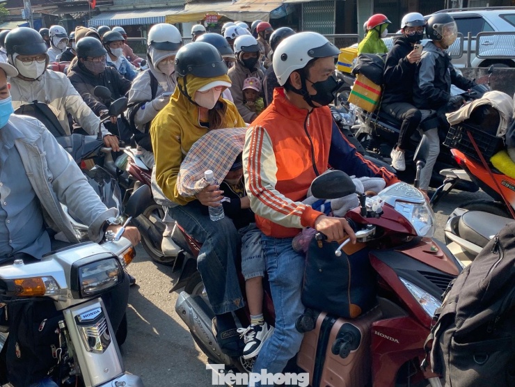 [Clip] 'Mướt mồ hôi', chật vật quay lại TPHCM ngày cuối kỳ nghỉ Tết - 9