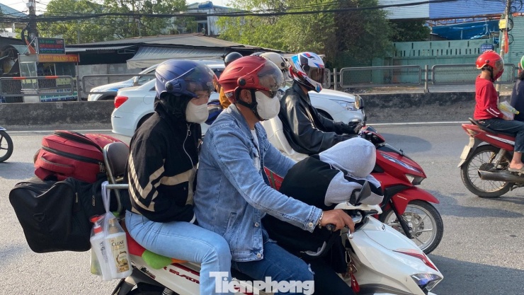 [Clip] 'Mướt mồ hôi', chật vật quay lại TPHCM ngày cuối kỳ nghỉ Tết - 11
