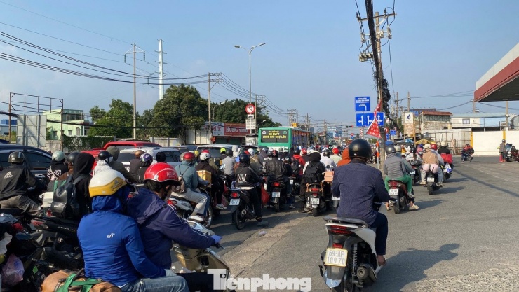 Khu vực nút giao thông Lê Khả Phiêu - Đoàn Nguyễn Tuấn vào chiều cuối kỳ nghỉ.