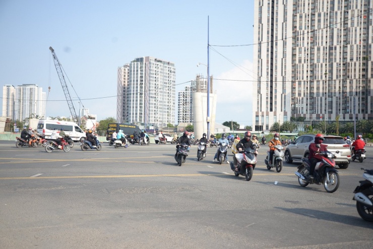 Trong khi cửa ngõ phía Tây TPHCM đông đúc thì ở khu vực phía Đông - nút giao thông An Phú - điểm kết nối vào đường dẫn cao tốc TPHCM - Long Thành lại khá thông thoáng.