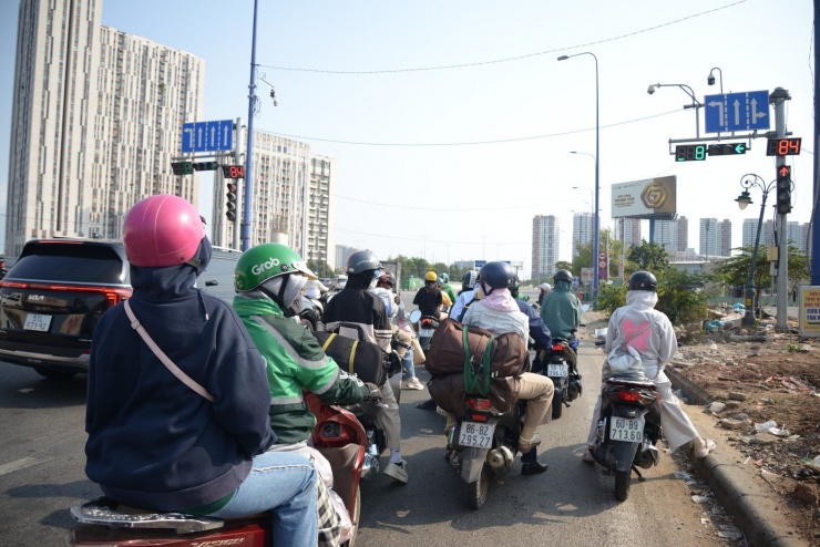 Người dân lỉnh kỉnh hành lý và quà quê quay trở lại TPHCM sau kỳ nghỉ.