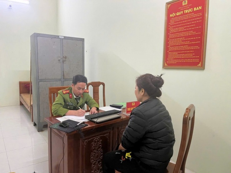 Công an xã Kép làm việc với bà N.T.M