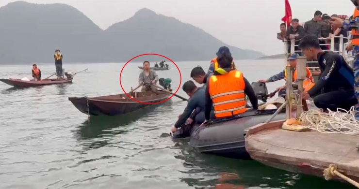 Một ngày sau vụ va chạm tàu trên hồ Thác Bà khiến 6 người mất tích, ông Hà Ngọc Sơn vẫn miệt mài tham gia công tác tìm kiếm. Ảnh: XĐ.