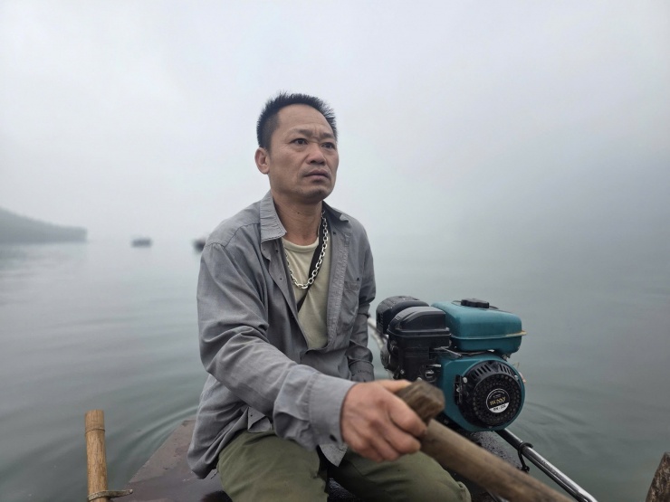 Ông Hà Ngọc Sơn (50 tuổi) đã cứu được 6 người lên bờ an toàn vào tối qua (21/2). Ảnh: HT