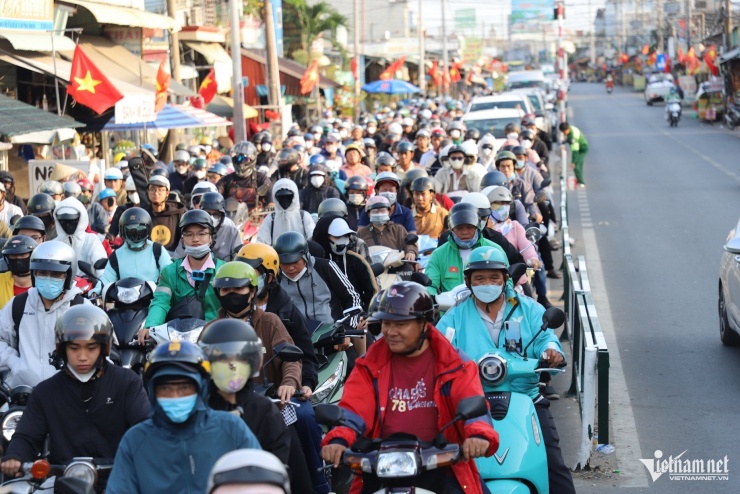 Tại "điểm nóng" phà Cát Lái nối Đồng Nai với TPHCM, tình trạng ùn ứ kéo dài 2km trên đường Lý Thái Tổ xuất hiện ngay từ đầu giờ chiều.