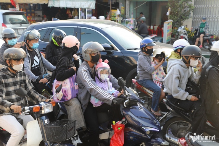 Trở lại TPHCM sau Tết, dòng người kẹt cứng 2km ở phà Cát Lái - 4