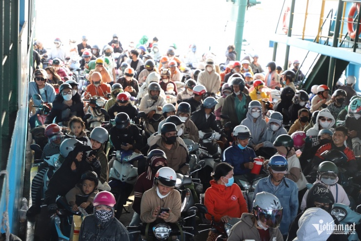 Anh Hoàng Nam, một người dân quê Đồng Nai, chia sẻ trong mệt mỏi: "Tôi đi từ sớm nhưng vẫn phải đợi gần một tiếng mới xuống được phà. Chở theo con nhỏ và đồ đạc lỉnh kỉnh giữa trời nắng gắt thế này thực sự rất vất vả".