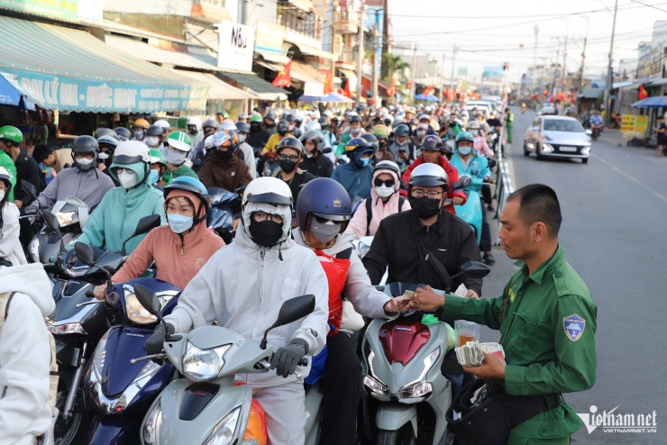 Để giảm tải áp lực, lực lượng Thanh niên xung phong đã xuống khu vực cách bến hàng trăm mét bán vé thủ công, góp phần rút ngắn thời gian chờ đợi tại cổng.