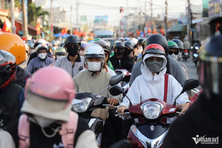 Trong khi đó, chị Minh Thư (ngụ phường Cát Lái) dù chọn hướng đi phà cho gần nhưng cũng không khỏi bất ngờ trước lượng người đổ về quá lớn, chị cho rằng nếu không có nhân viên bán vé trực tiếp trên đường thì cảnh ùn tắc có lẽ còn tồi tệ hơn.