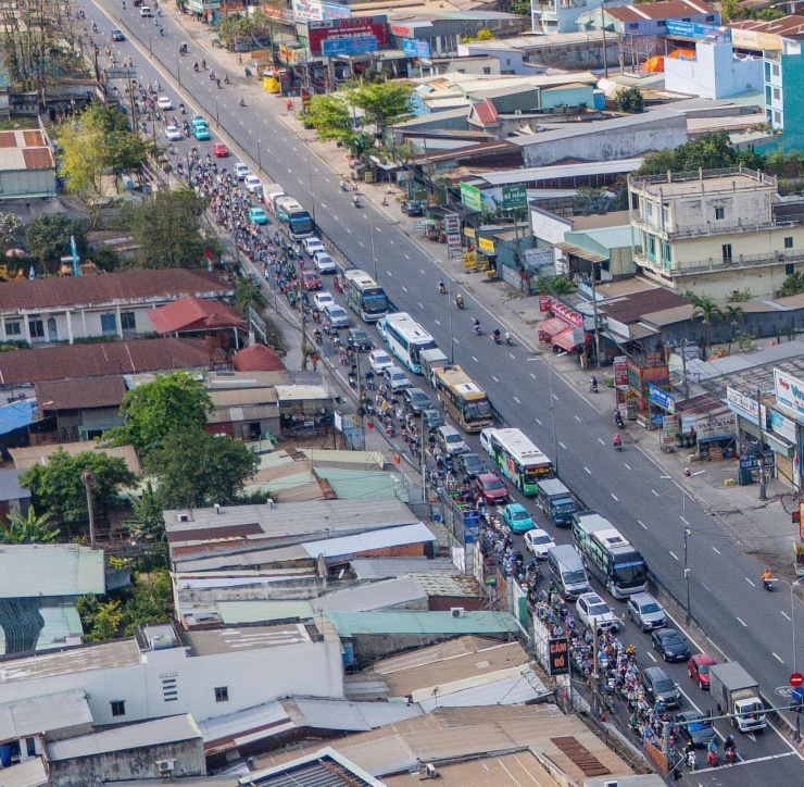Mặc dù lượng xe cộ lưu thông rất đông, nhưng theo ghi nhận thực tế, không xảy ra tình trạng ùn tắc kéo dài. Tại các nút giao thông quan trọng, lực lượng Cảnh sát giao thông đã có mặt từ sớm để phân luồng và điều tiết giao thông hiệu quả.&nbsp;