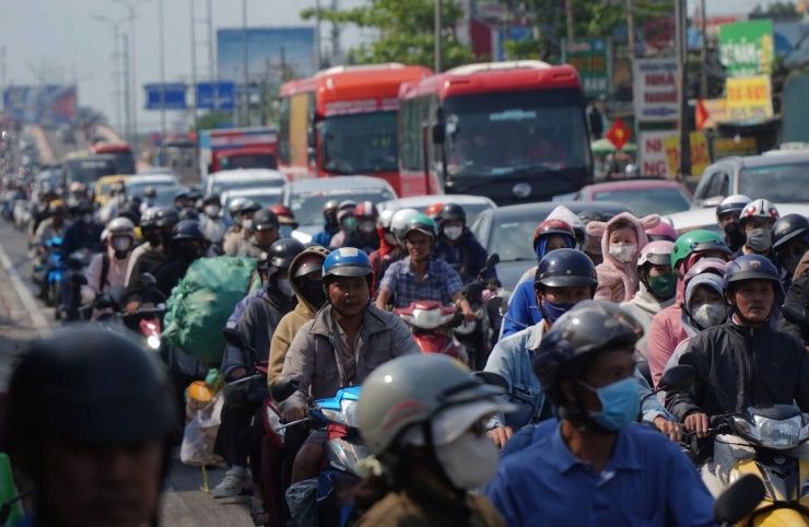 Anh Huỳnh Văn Khải (quê An Giang) cho biết đã xuất phát từ 5h và sau 10 tiếng di chuyển ròng rã, họ mới đặt chân tới địa phận TPHCM.