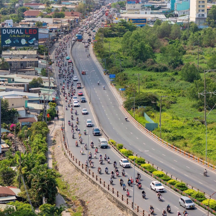 Tại cửa ngõ phía Tây, đoạn Quốc lộ 1 qua địa bàn TPHCM ghi nhận lượng phương tiện tăng đột biến từ sau 15h. Xe khách, ô tô con và xe máy nối đuôi nhau kéo dài, di chuyển chậm về trung tâm thành phố.