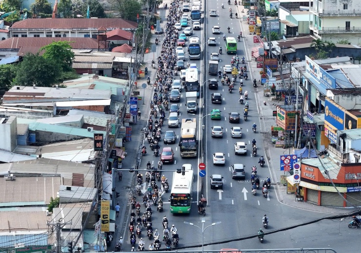 Phòng CSGT Công an TPHCM cho biết đơn vị đã tăng cường tuần tra, kiểm soát và tổ chức điều tiết giao thông tại các tuyến cửa ngõ, khu vực trọng điểm nhằm hạn chế tối đa ùn tắc, hỗ trợ người dân di chuyển thuận lợi và an toàn trong ngày cuối cùng của kỳ nghỉ lễ.